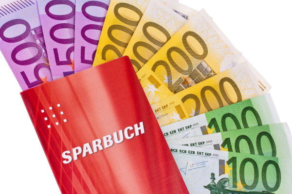 Euro Geldscheine und Sparbuch